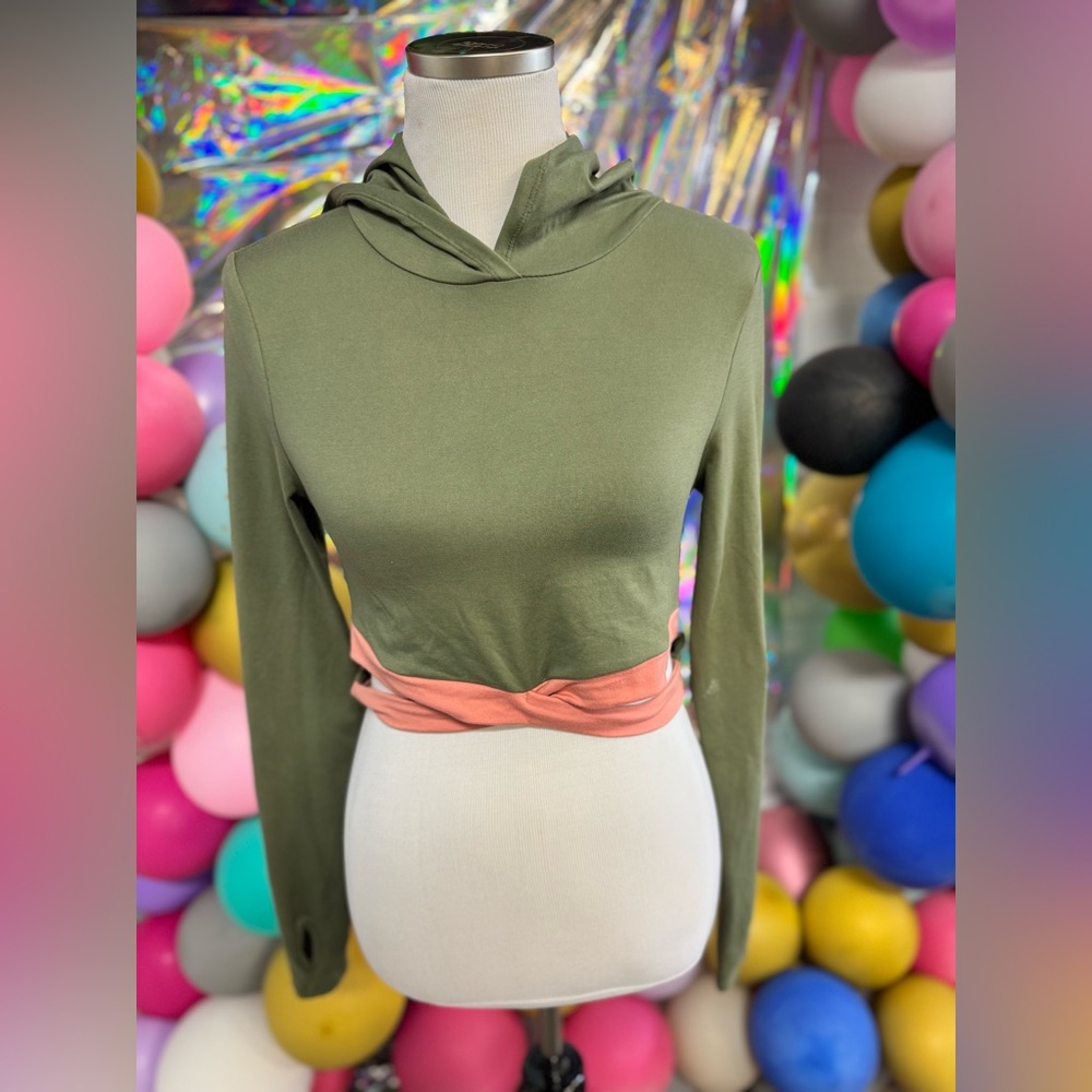 VENUS Cropped Hooded Long Sleeve Top – Size Small‎